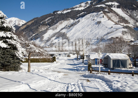 Worth Austria EU gennaio vista di un campeggio innevato nella valle di Rauriser Sonnen la Valle d'Oro delle Alpi Das Goldene tal Der Alpen Foto Stock