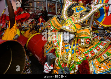 Junkanoo Sezione rhythm boxe Junkanoo parata del giorno Nassau Bahamas Foto Stock