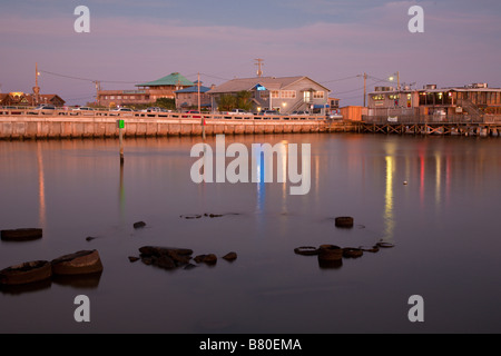 Il ristorante e il bar si riflette in acque protette lungo la costa della Florida a Cedar Key, Florida, Stati Uniti d'America Foto Stock