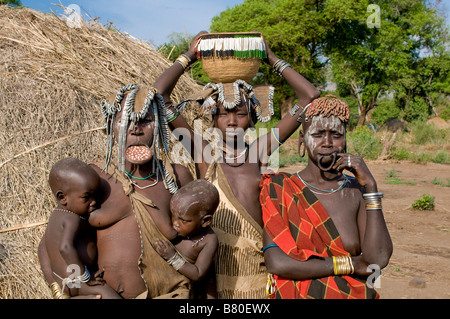 Mursi le donne con i loro bambini Omovalley Etiopia Africa Foto Stock