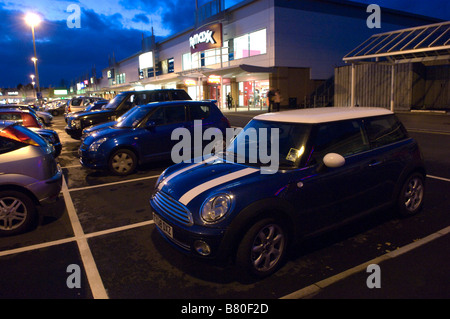 Mini auto visto a Trostre Retail Park Llanelli Galles Dyfed Regno Unito Europa Foto Stock