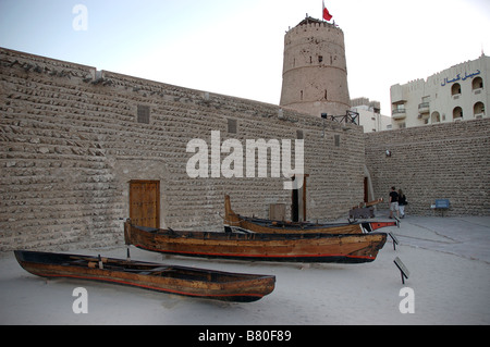 Barche in legno, Dubai Museum Al Fahidi Fort, Bur Dubai, Dubai, Emirati arabi uniti, Golfo Arabico, Medio Oriente Foto Stock