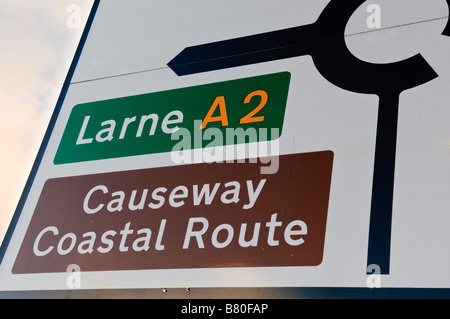 Direzione del cartello che indica il "Causeway percorso costiero" o la strada costiera intorno nella contea di Antrim per Il Selciato del gigante Foto Stock