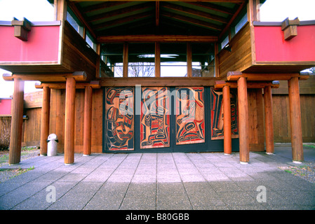 Alert Bay, BC, British Columbia, Canada - u'mista centro culturale sull isola di cormorani, porte scolpite a ingresso anteriore Foto Stock