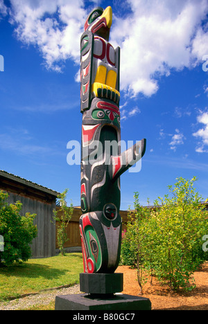 Kwakwaka'wakw (il Kwakiutl) Totem Pole, Alert Bay, BC, British Columbia, Canada - a u'mista centro culturale sull isola di cormorani Foto Stock
