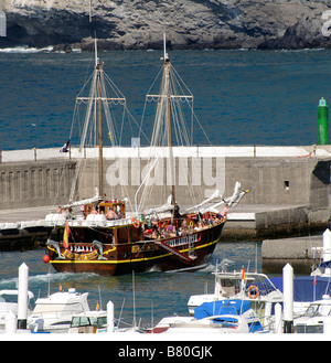 Pinna uno spagnolo un imbarcazione turistica partenza dal porto di Los Gigantes Tenerife Isole Canarie Foto Stock