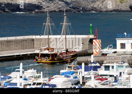 Pinna uno spagnolo un imbarcazione turistica partenza dal porto di Los Gigantes Tenerife Isole Canarie Foto Stock