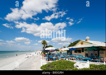 Spiaggia e beachfront cafe a passare una griglia, St Pete Beach, costa del Golfo della Florida, Stati Uniti d'America Foto Stock