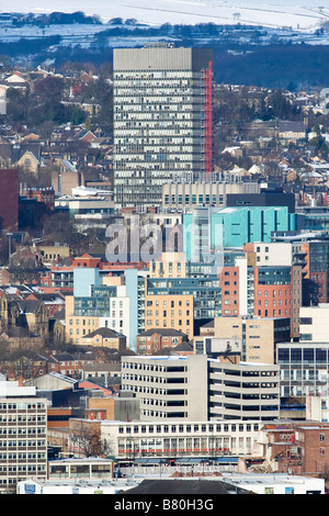 Sheffield City Centre con l'Università di Sheffield Arts Tower a distanza Foto Stock