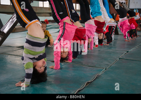 I bambini che ricevono la formazione di ginnastica Guiyang Guizhou Cina Foto Stock