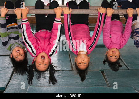 I bambini che ricevono la formazione di ginnastica in Cina Foto Stock