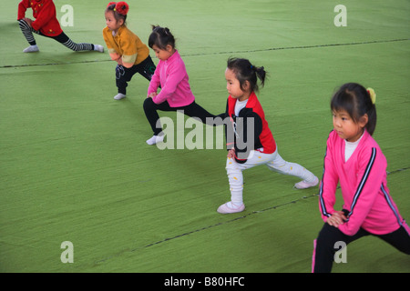 I bambini che ricevono la formazione di ginnastica in Cina Foto Stock