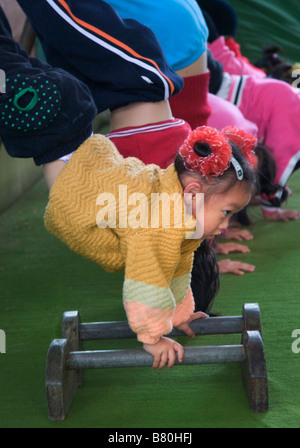 I bambini che ricevono la formazione di ginnastica Guiyang Guizhou Cina Foto Stock