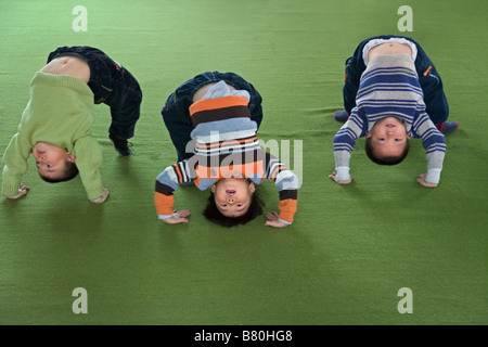 I bambini che ricevono la formazione di ginnastica in Cina Foto Stock