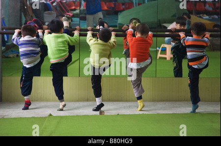 I bambini che ricevono la formazione di ginnastica in Cina Foto Stock