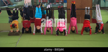 I bambini che ricevono la formazione di ginnastica in Cina Foto Stock