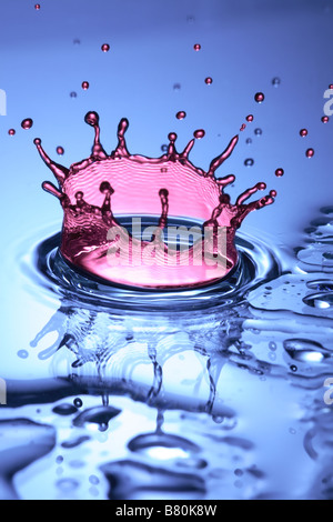 Un gocciolamento di acqua facendo un tuffo. Foto Stock