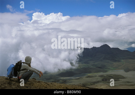 Immagine di una giovane donna prendendo in visualizzazioni dopo escursioni al Parco Nazionale di Cotopaxi Ecuador a 15700 piedi. Foto Stock