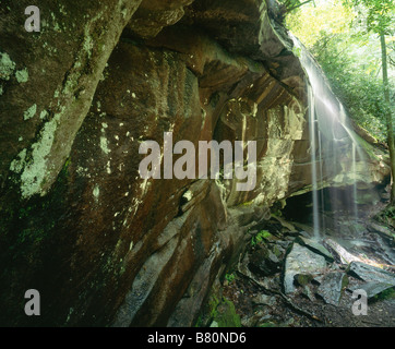 CAROLINA DEL NORD - Slick roccia cade nei pressi di Brevard nella foresta nazionale di Pisgah porzione dei monti Appalachi. Foto Stock