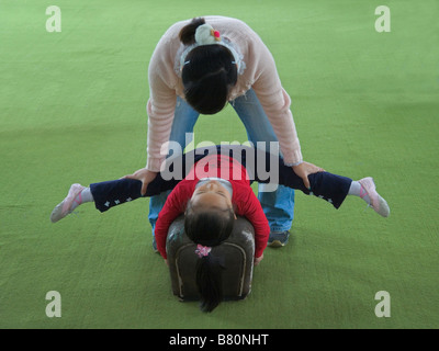 I bambini che ricevono la formazione di ginnastica in Cina Foto Stock