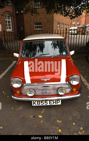 Red Mini visto a Hereford City Herefordshire Regno Unito Europa Foto Stock