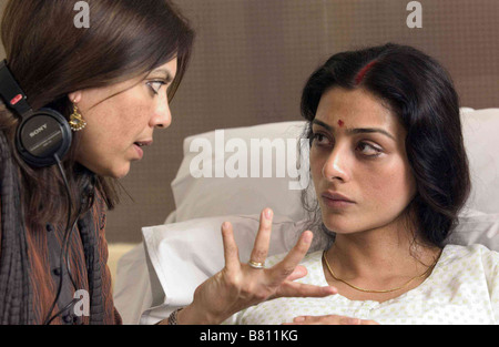 Mira Nair Mira Nair Réalisatrice Mira Nair avec Tabu pendant le tournage / sul set du film Onu nom pour un autre / omonimo anno: 2006 - India / USA Foto Stock