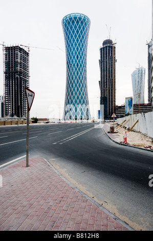 Torre di tornado e torri di uffici in costruzione, Doha, Qatar Foto Stock