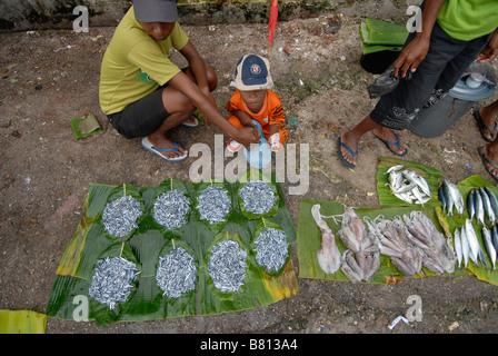 Mercato del Pesce di Biak, Indonesia. Il pesce è decorata semplicemente su foglie di banano. Foto Stock