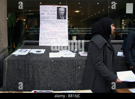 Anti-Israel protestare fuori Kings College di Londra Foto Stock