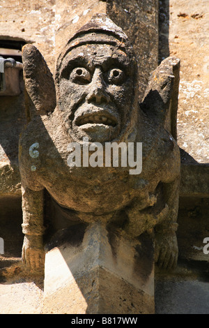 Gorgoyles presso la chiesa di San Pietro in Winchcombe Cotswolds Inghilterra Foto Stock