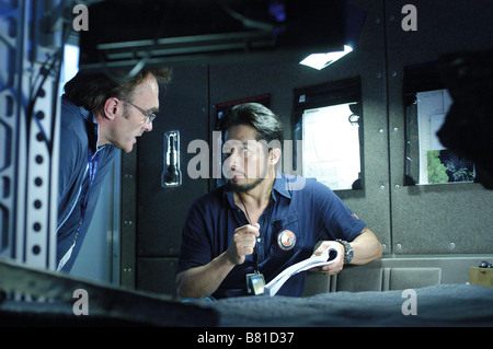 Danny Boyle Danny Boyle regista Danny Boyle avec Hiroyuki Sanada sur le tournage / sul set du film Sunshine Anno: 2007 - REGNO UNITO Foto Stock