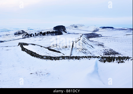 Vista di Housesteads e coperta di neve del Vallo di Adriano in Northumberland Foto Stock