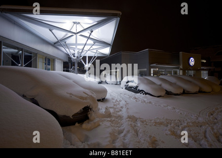 Coperta di neve vetture alla concessionaria Volkswagen Surrey UK Foto Stock