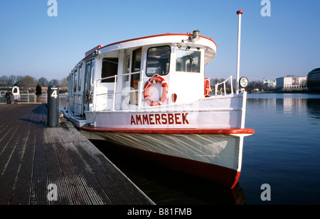 Febbraio 6, 2009 - Steamboat Ammersbek a Jungfernstieg pier sulla Binnenalster (interno) Alster nella città tedesca di Amburgo. Foto Stock