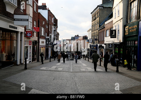 Peascod Street, la principale strada pedonale dello shopping in Windsor Foto Stock