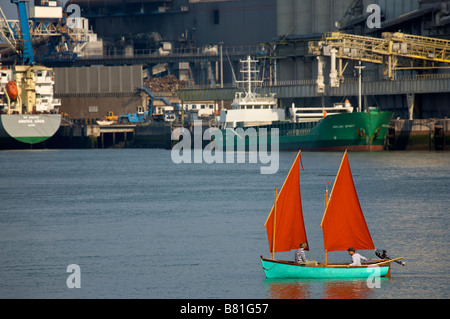 Piccola barca a vela sul fiume Adour, Boucau Francia Foto Stock