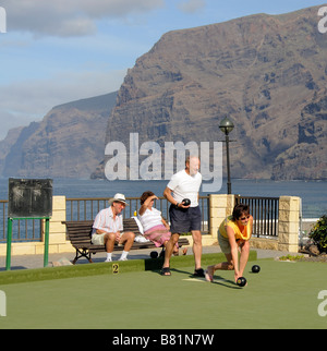 I turisti si vede durante un gioco di bocce a Los Gigantes Tenerife Isole Canarie in background le famose Scogliere Foto Stock