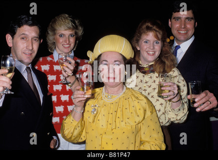 Un gruppo di British 'Royal Family look-a-piace' alzare i loro bicchieri per la fotocamera Foto Stock