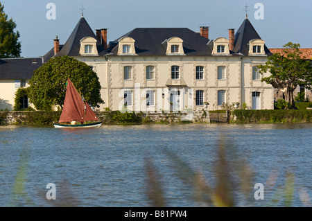 Piccola barca a vela sul fiume Adour Francia Foto Stock