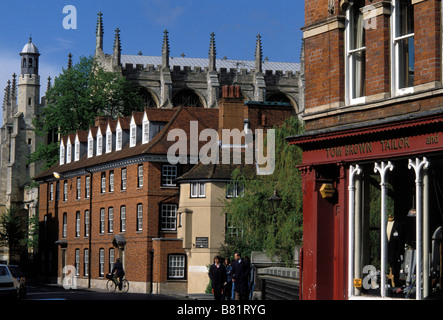 La High Street presenta Tom Brown Tailors e Eton College Chapel, Eton vicino a Windsor, Berkshire, Inghilterra. Circa anni '90 Foto Stock