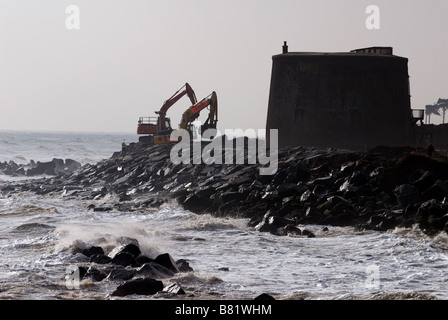 Il lavoro sulle difese costiere per proteggere una storica Martello Tower, East Lane Bawdsey, Suffolk, Regno Unito. Foto Stock