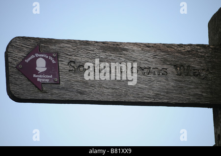 Un cartello indicando il percorso del South Downs modo limitata Byway Foto Stock