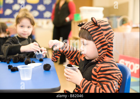 Ragazzo bambino vestito in Lion vestito carnevale isolati su sfondo bianco. Baby  Zodiaco - segno del Leone. Il concetto di infanzia e Foto stock - Alamy