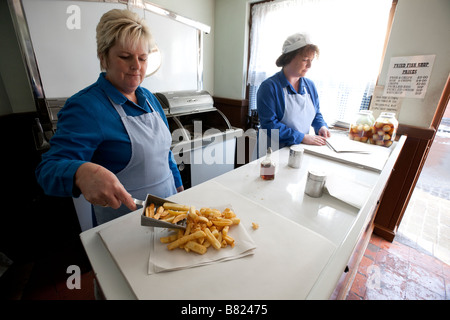 Un vecchio pesce fritto e chip shop presso il Black Country Living Museum, Dudley, West Midlands, England, Regno Unito Foto Stock