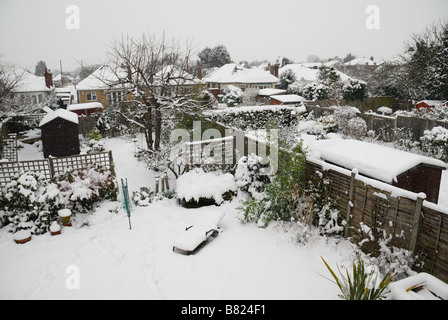 Giardini suburbana ricoperta di neve,Shepperton Engalnd SURREY REGNO UNITO Foto Stock