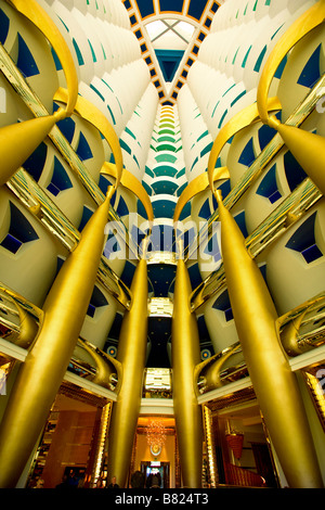 Atrio del Burj Al Arab hotel a Dubai Foto Stock
