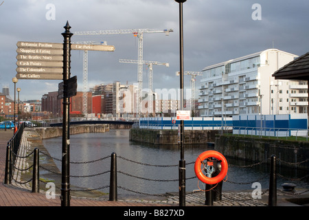 Liverpool docks e sviluppi piatta contro lo skyline di gru di costruire il Liverpool One area dello shopping Foto Stock