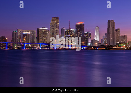 Downtown Miami Florida skyline e il quartiere degli affari lungo la Baia di Biscayne all'alba Foto Stock