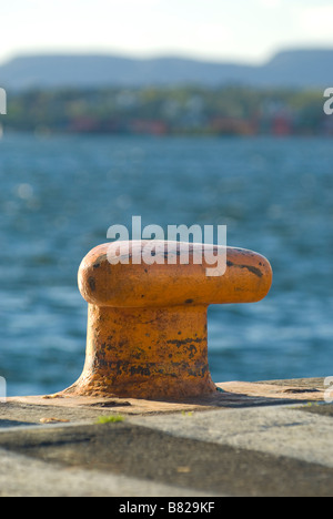 Grande nave arancione polo di ormeggio nel porto di Oslo Foto Stock