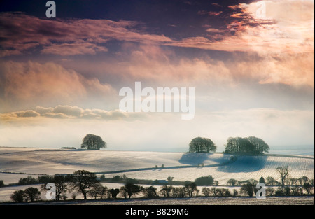 Un soleggiato paesaggio innevato visualizzare o scena sulla Overton Hill vicino a Marlborough Wiltshire, Inghilterra REGNO UNITO Foto Stock